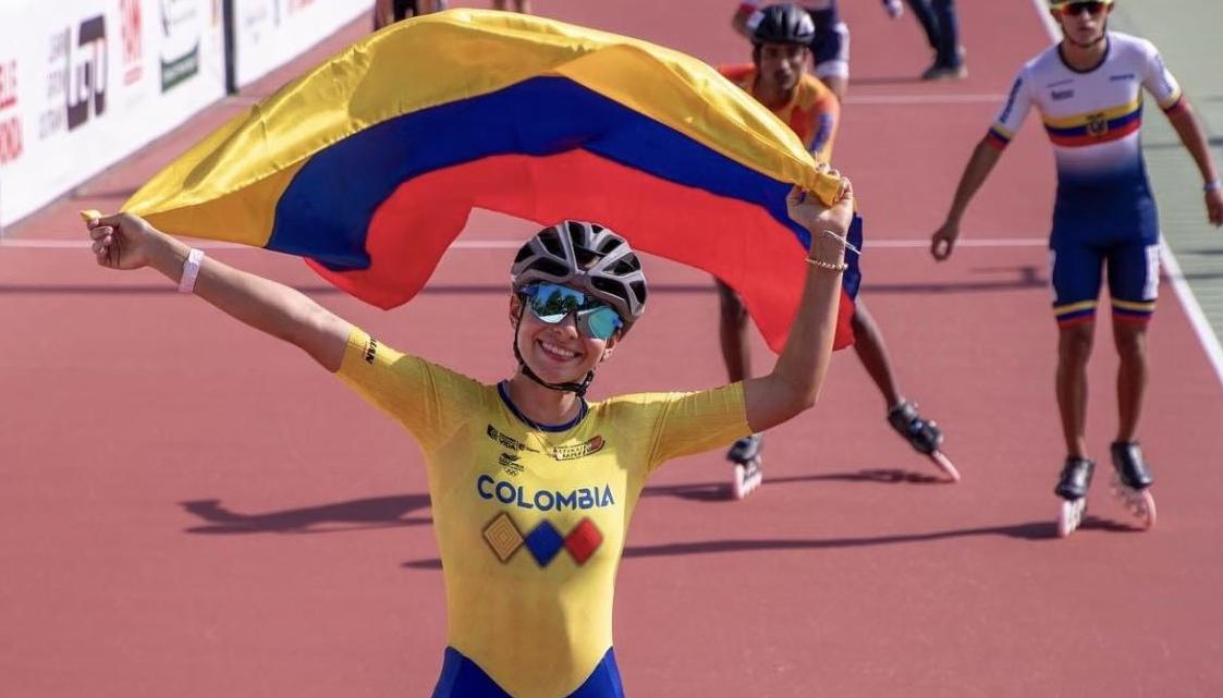 Kiara Luz Vásquez celebrando con la bandera de Colombia.