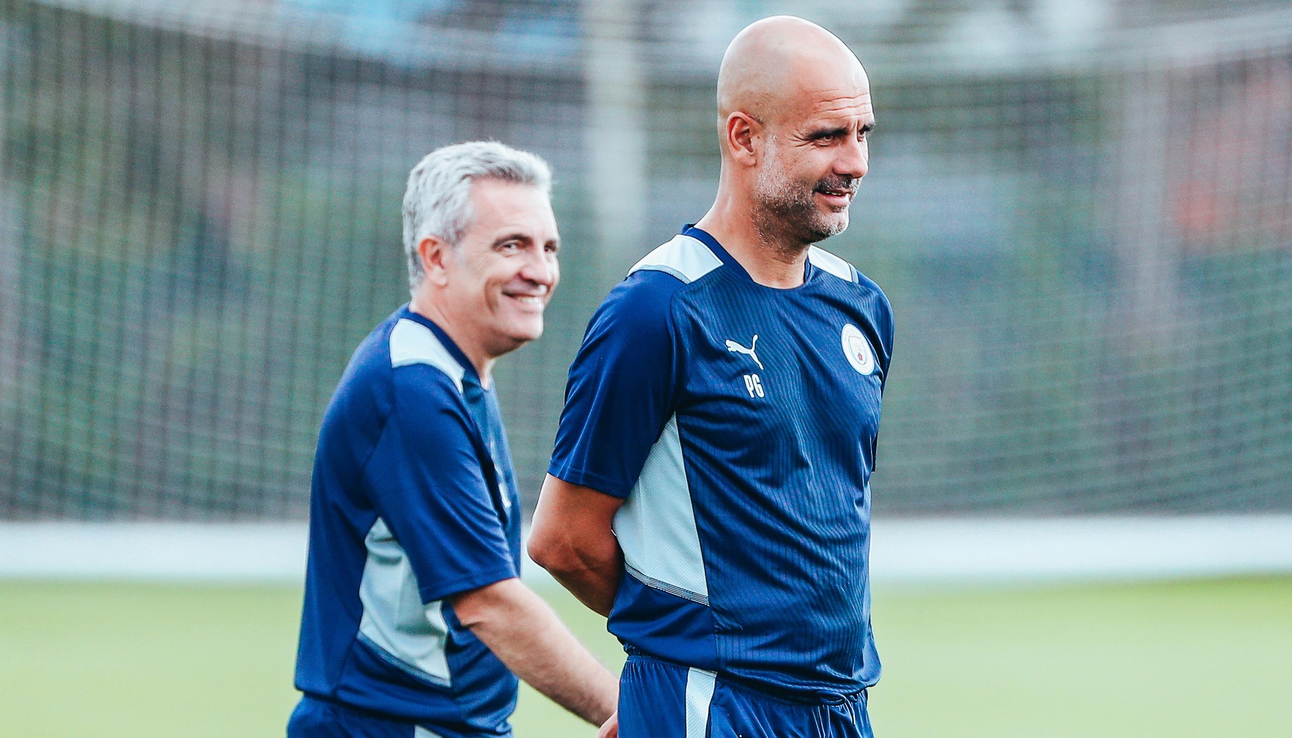 Juan Manuel Lillo al lado del entrenador Pep Guardiola.