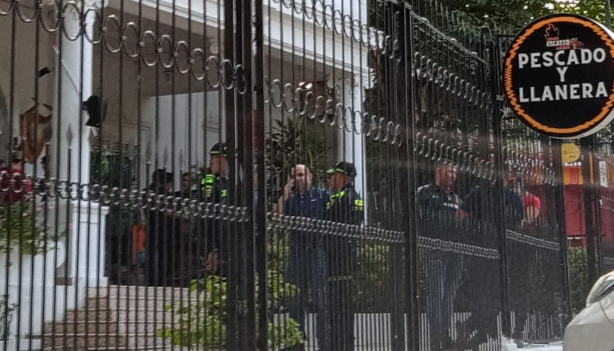 La Policía y el CTI de la Fiscalía en el lugar donde ocurrió el ataque a bala. 