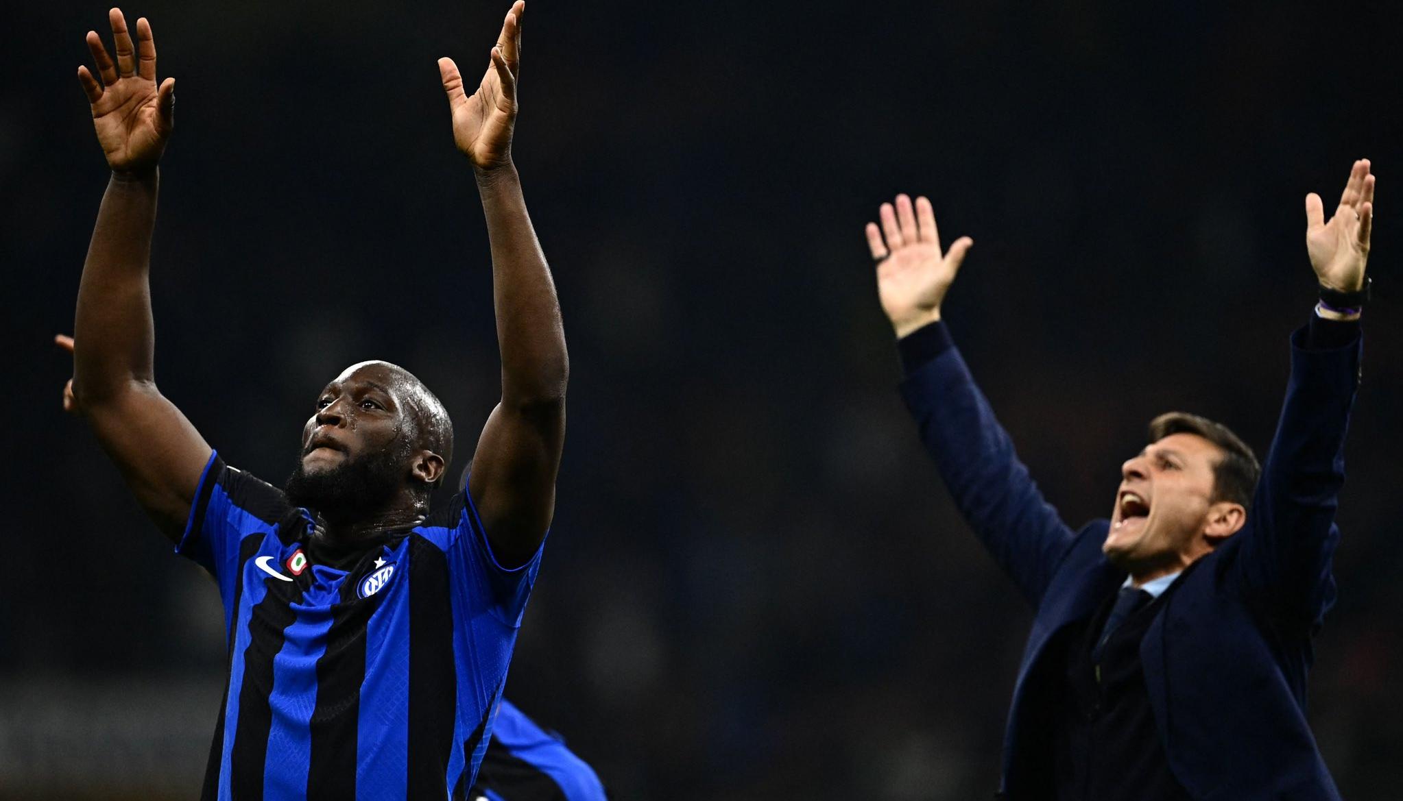 Romelu Lukaku y Javier Zanetti.