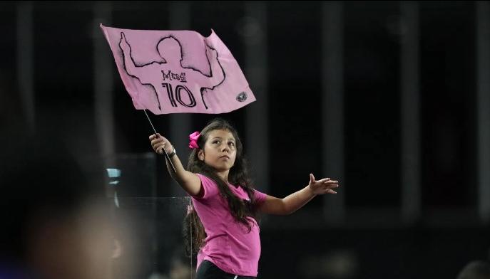 Una niña ondea una bandera alusiva a Messi, con el número 10, en el DRV PNK Stadium de Fort Lauderdale.