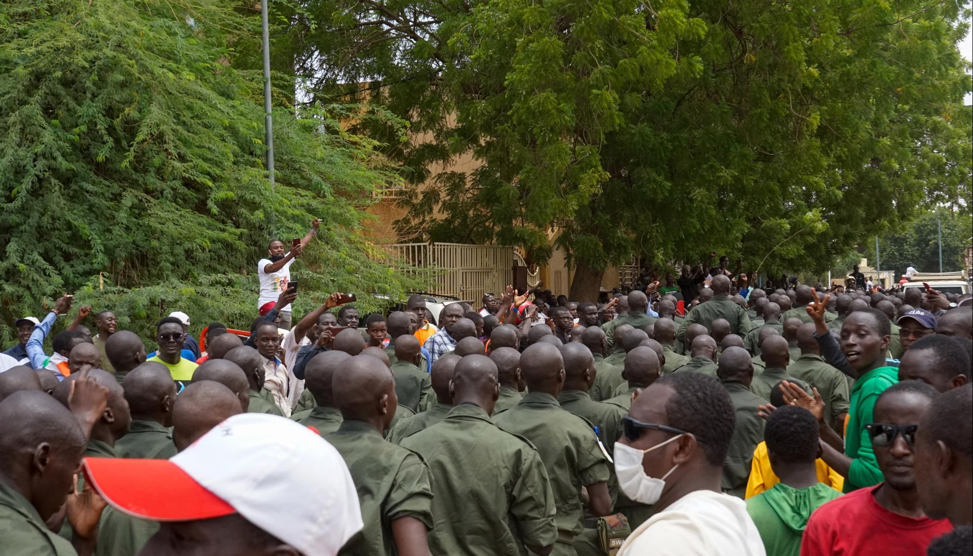 Manifestantes animan a las fuerzas de seguridad durante una protesta en Niamey, Niger.