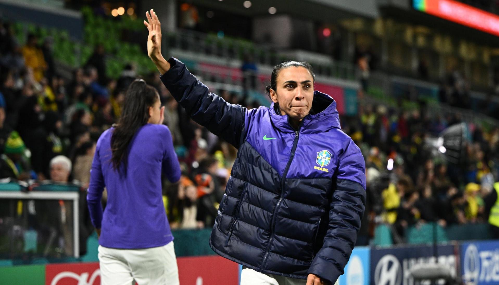 Marta saludando a los aficionados brasileños presentes en Australia.