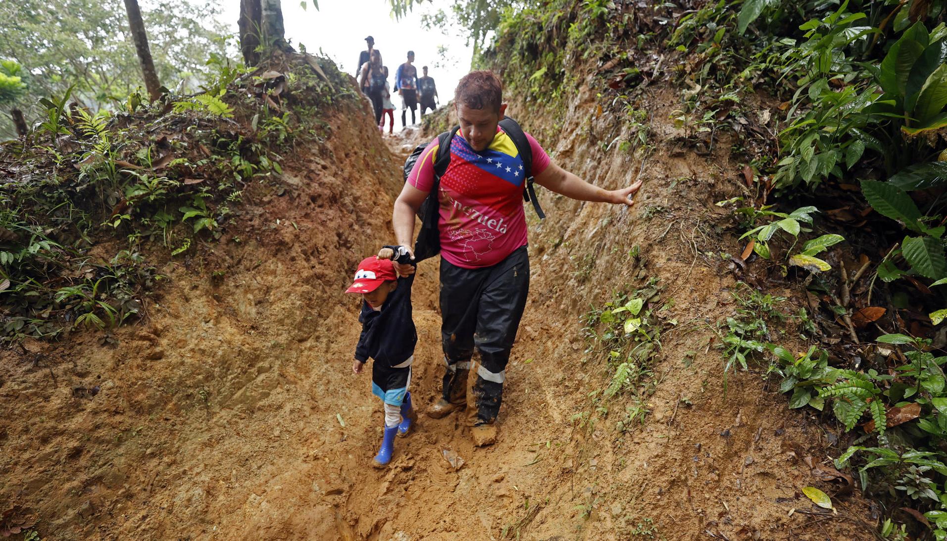Migrantes cruzando las selvas del Darién. 
