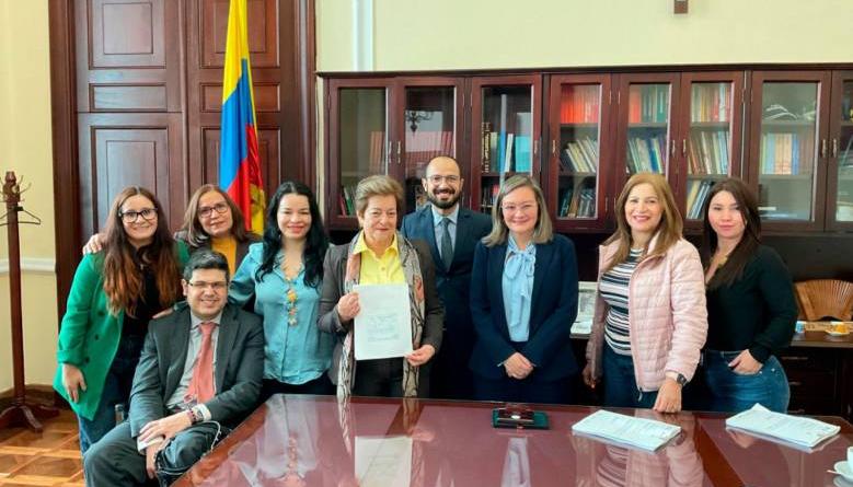 La ministra de Trabajo, Gloria Inés Ramírez, y sus colaboradores cuando iban a llevar el proyecto de Reforma Laboral al Congreso.