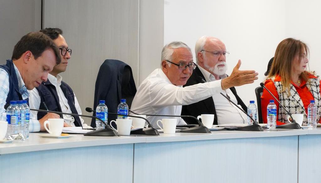 El Ministro de Salud, Guillermo Jaramillo (centro).