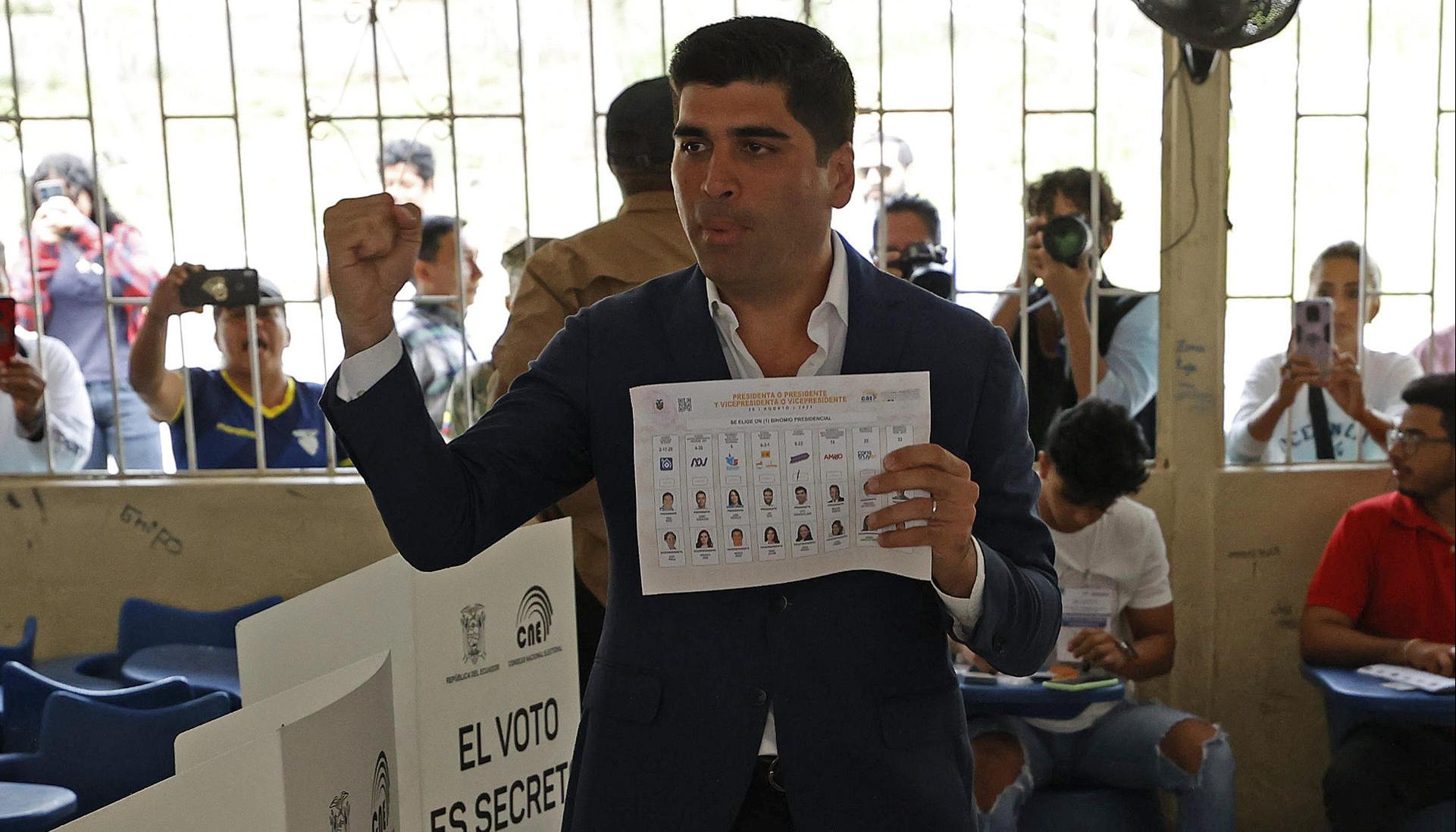 El candidato a la Presidencia ecuatoriana Otto Sonnenholzner acudió a votar para la jornada de elecciones generales