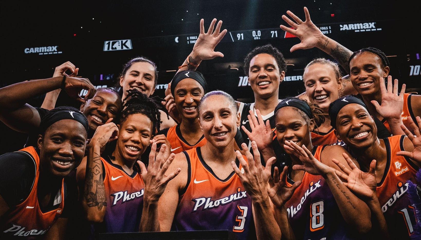 Diana Taurasi celebrando con sus compañeras del Phoenix Mercury