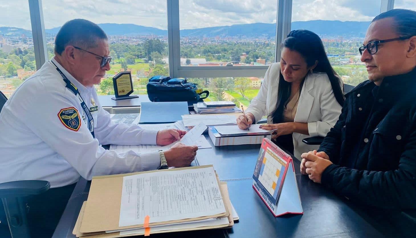 José Fernando Vargas, alcalde de Galapa, junto a la secretaria de Gobierno, Adriana Arellana, entregando el reconocimiento.