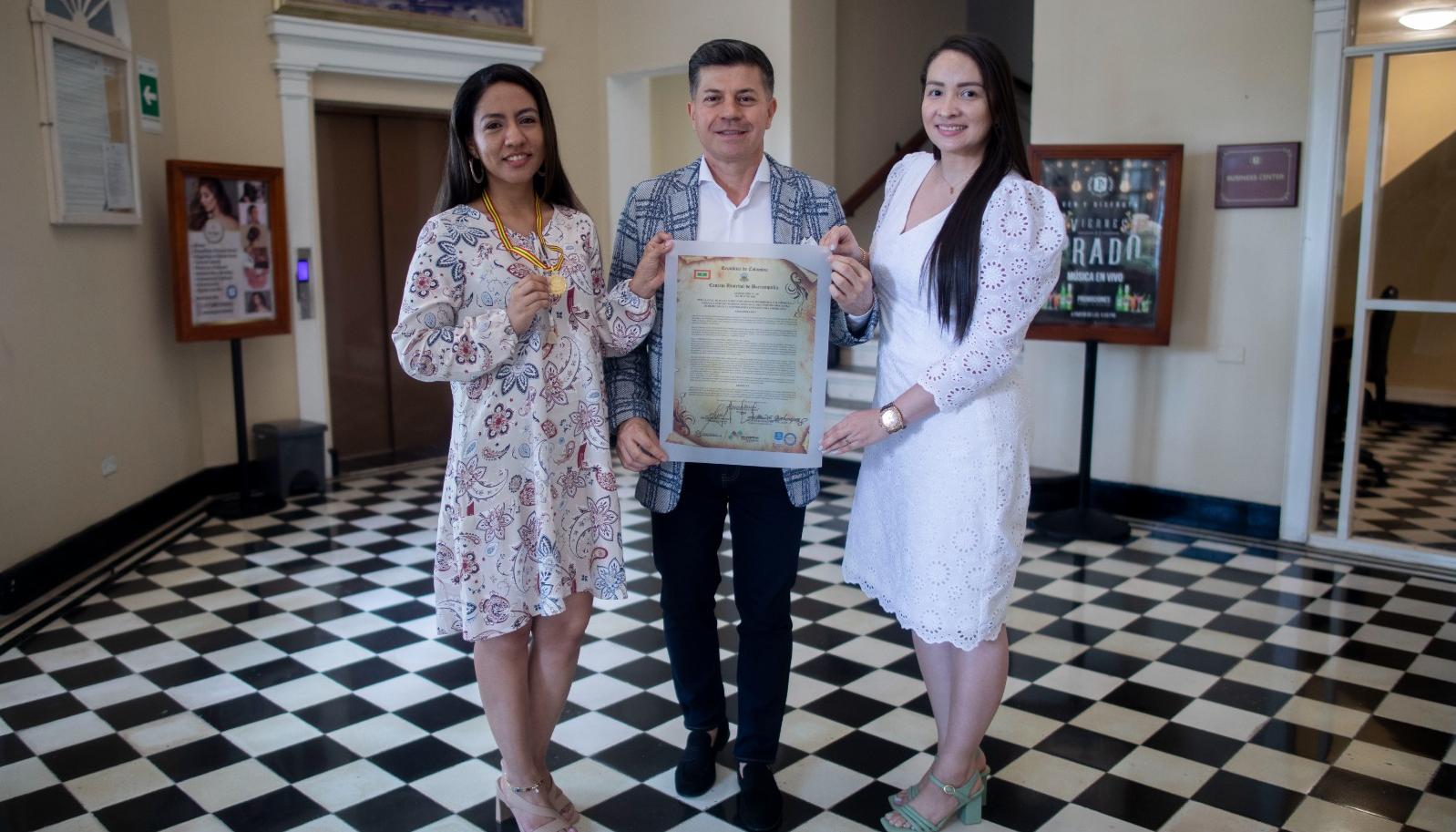 Gabriela García Consuegra, directora de Programa, Carlos Mauricio Archila, decano de la Facultad de Humanidades y Ciencias Sociales, y Steffani Riveros Vásquez, directora Administrativa del Consultorio Jurídico.
