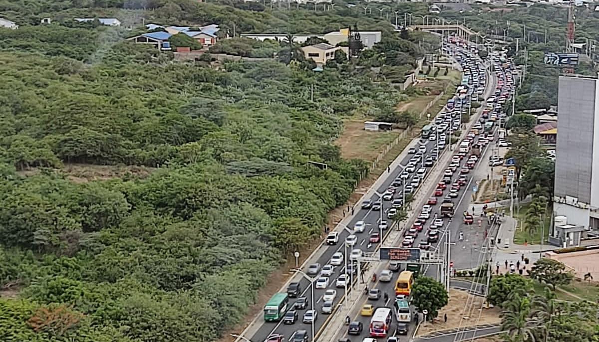 La imagen del trancón en la Vía al Mar.