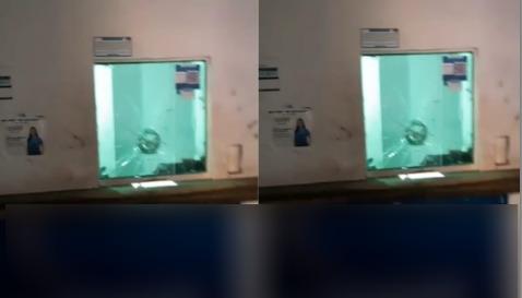 Vidrio impactado por una de las balas cuando fue atacado el hombre. 