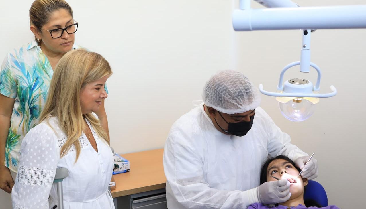Elsa Noguera, gobernadora del Atlántico, en medio del nuevo puesto de salud.