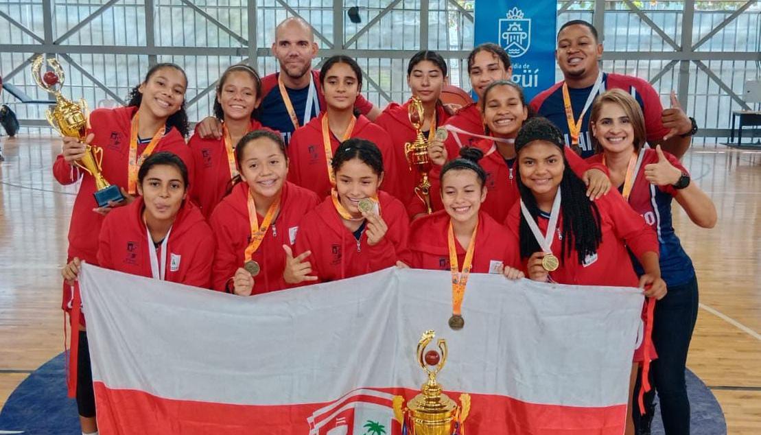 La selección Atlántico posando con el título nacional.