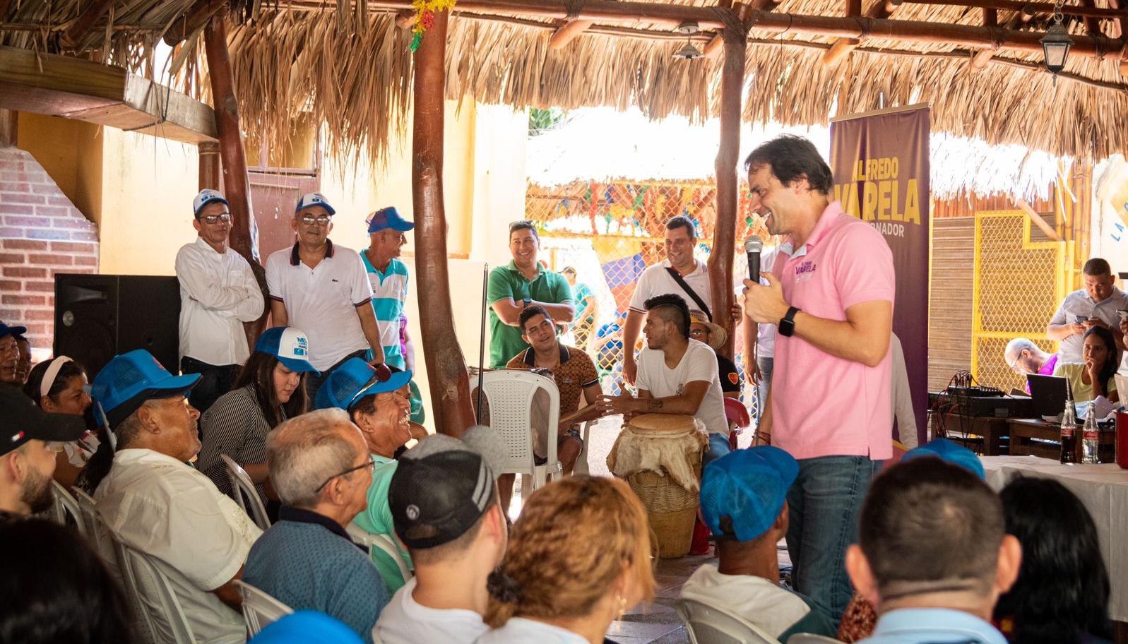Alfredo Varela dialogando con la comunidad en la Oriental.