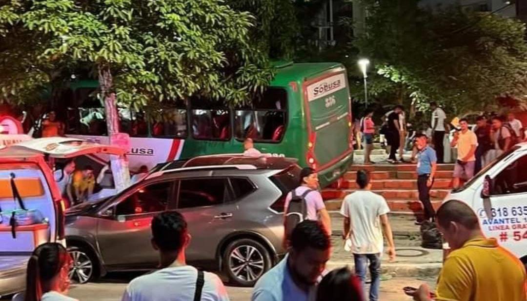 Así quedó el bus de Sobusa sobre el andén. 