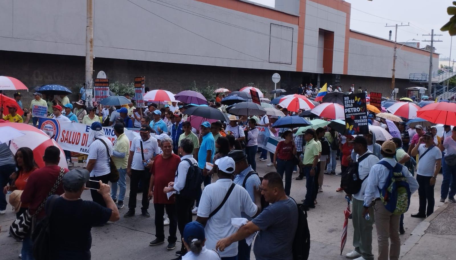 Profesores marchan por el “deficiente” servicio de salud.