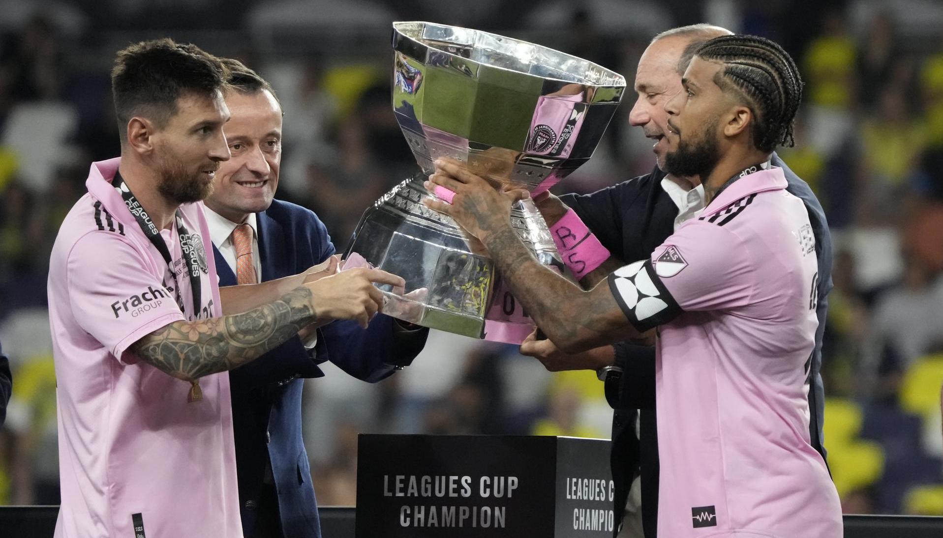 Lionel Messi y el defensor DeAndre Yedlin reciben el trofeo.