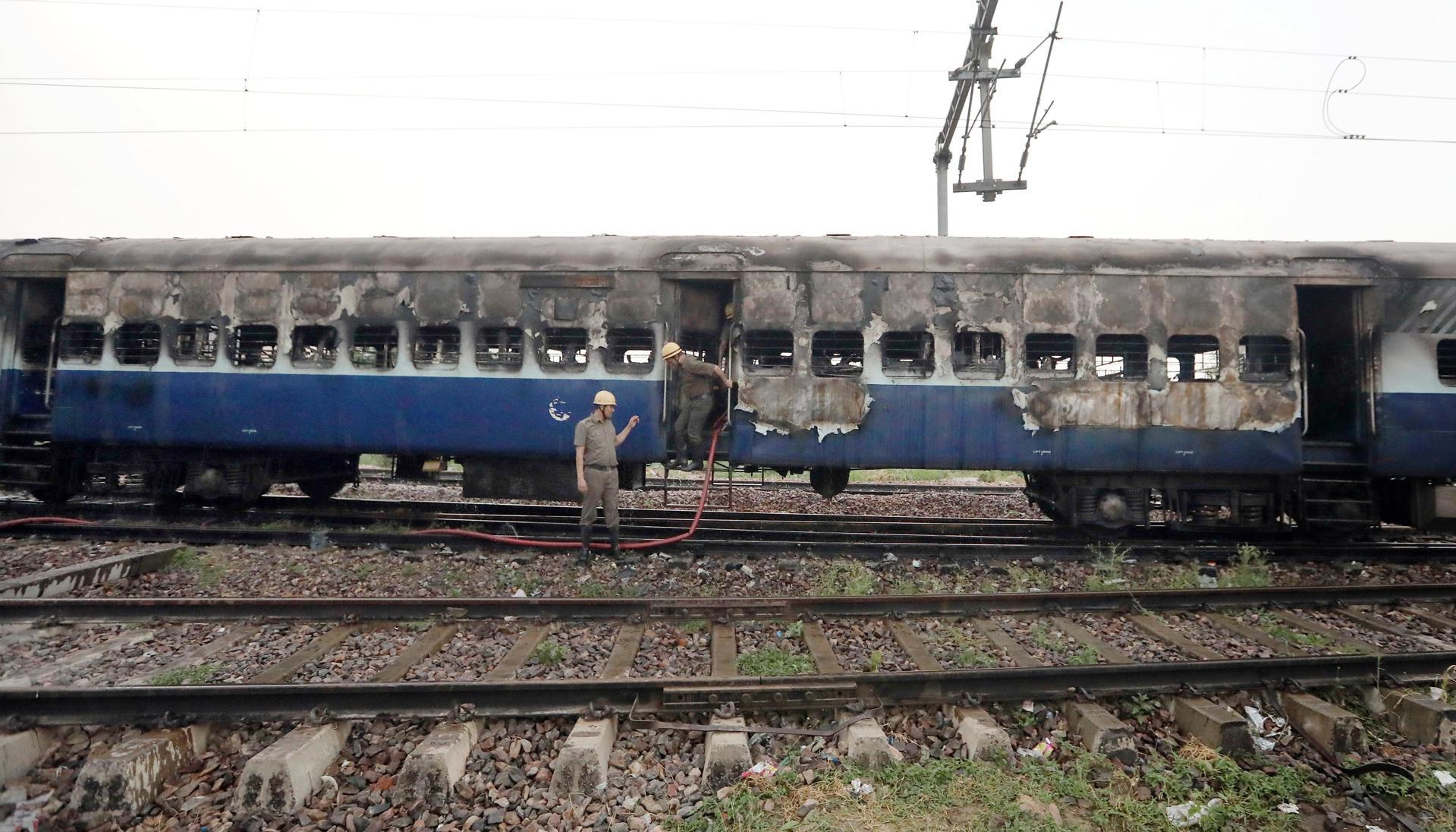 El tren en cuyo interior se presentó una explosión y luego un incendio