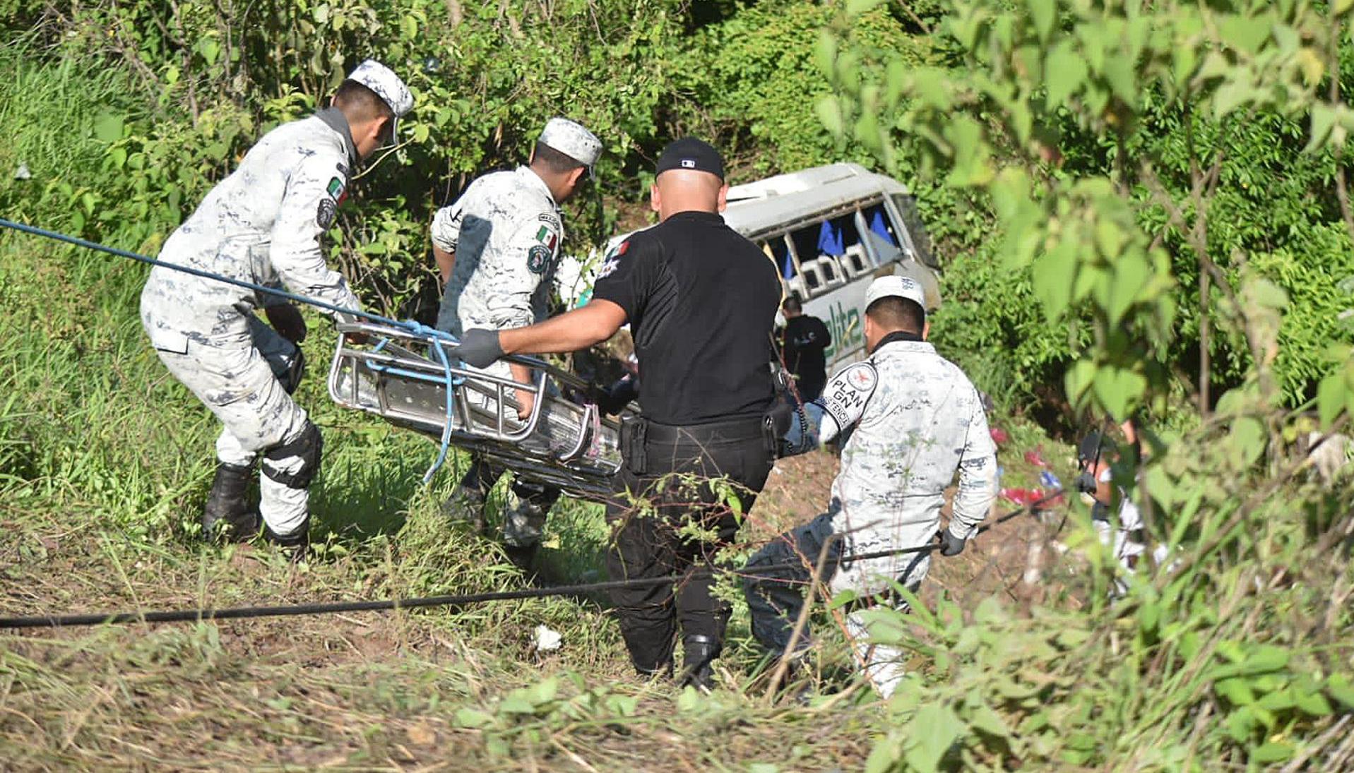 Organismos de socorro en plena labor de rescate de víctimas de un accidente de bus