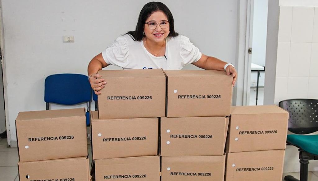 La candidata a la Alcaldía de Soledad Alcira Sandoval, entre las cajas que envió a la Registraduría con las firmas recolectadas