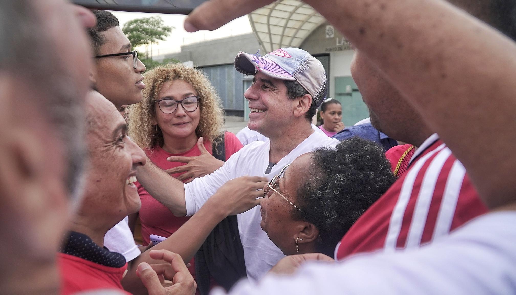 El candidato a la Alcaldía Alejandro Char Chaljub en su visita al barrio La Pradera.