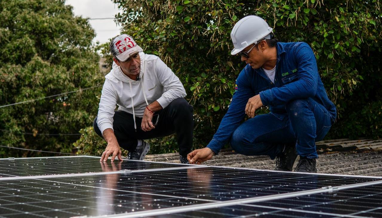 El candidato a la Alcaldía Alex Char, inspecciona uno de los panales solares que se instaló dentro del plan piloto para reducir las tarifas de energía