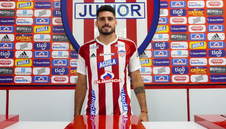 Federizo Andueza siendo presentado como refuerzo del Junior.