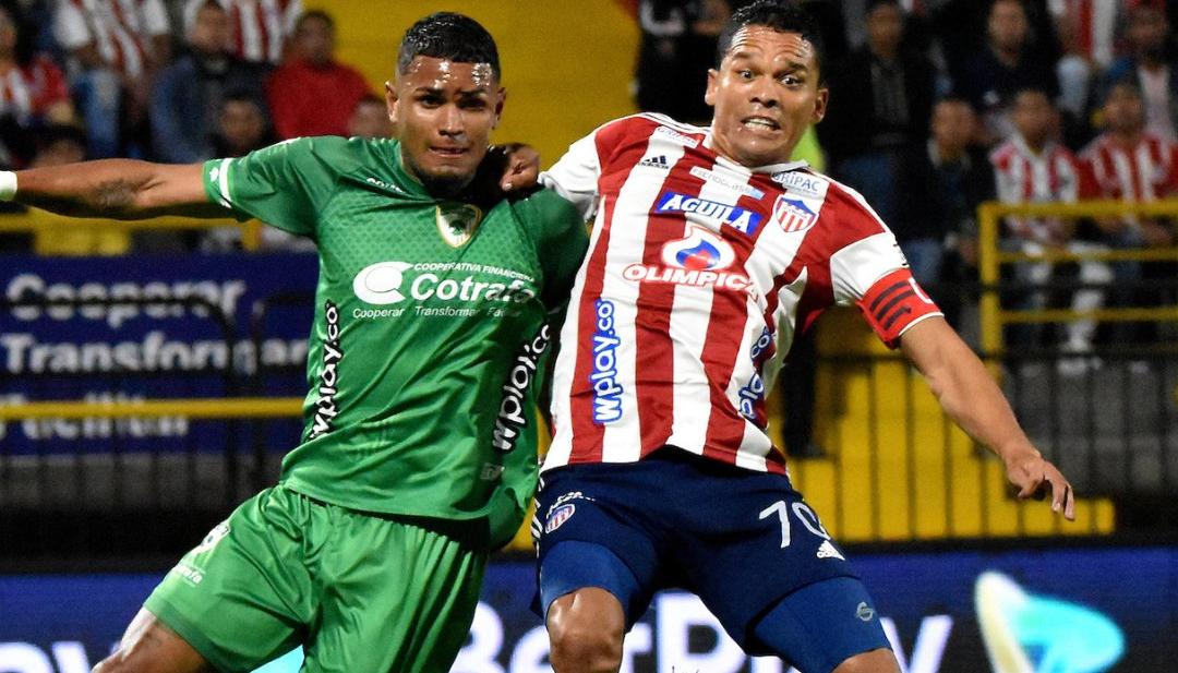 Carlos Bacca en un forcejeo con el defensor de La Equidad, Martín Payares. 