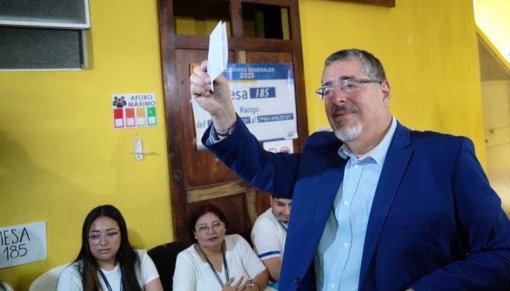 Bernardo Arévalo de León se inscribió po la agrupación política Semilla