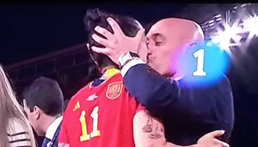 El beso de Luis Rubiales a Jenni Hermoso