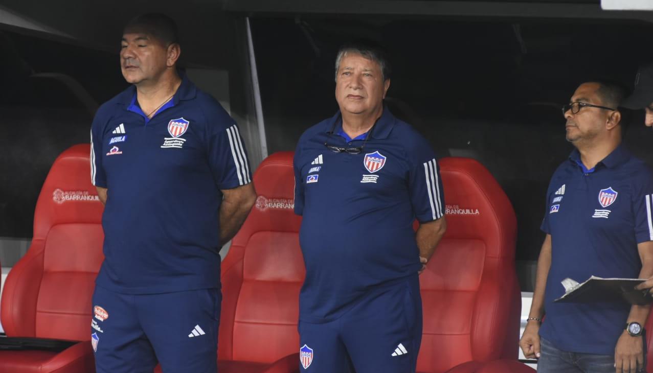 Hernán Darío Gómez con su asistente Édgar Carvajal y el gerente Héctor Fabio Báez.