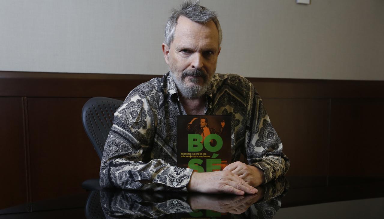 Miguel Bosé, cantante español. 