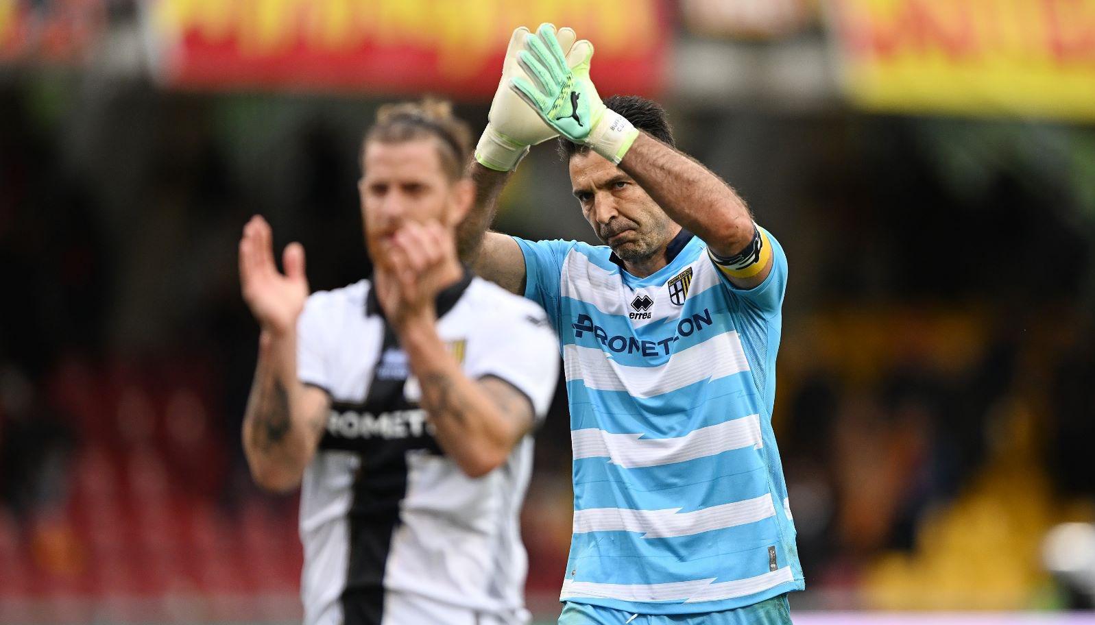 Gianluigi Buffon atajando con su último equipo, Parma.