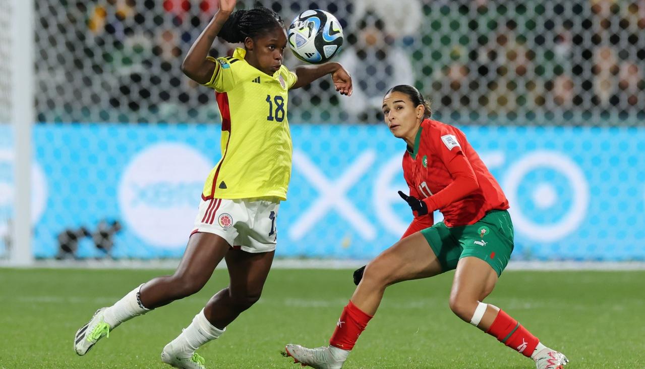 Linda Caicedo encara a Hanane Ait El Haj, de Marruecos. 