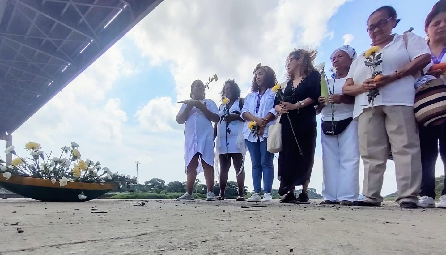 Familiares de Víctimas de Desapariciones Forzosas este miércoles en el Canal del Dique