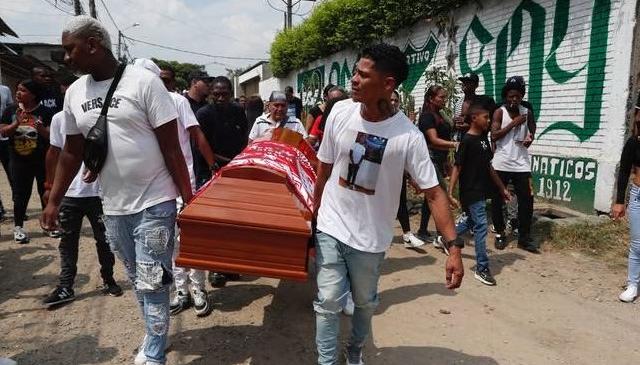 Vecinos del barrio Los Comuneros cerraron las vías para velar a Pablo Andrés Carabalí 