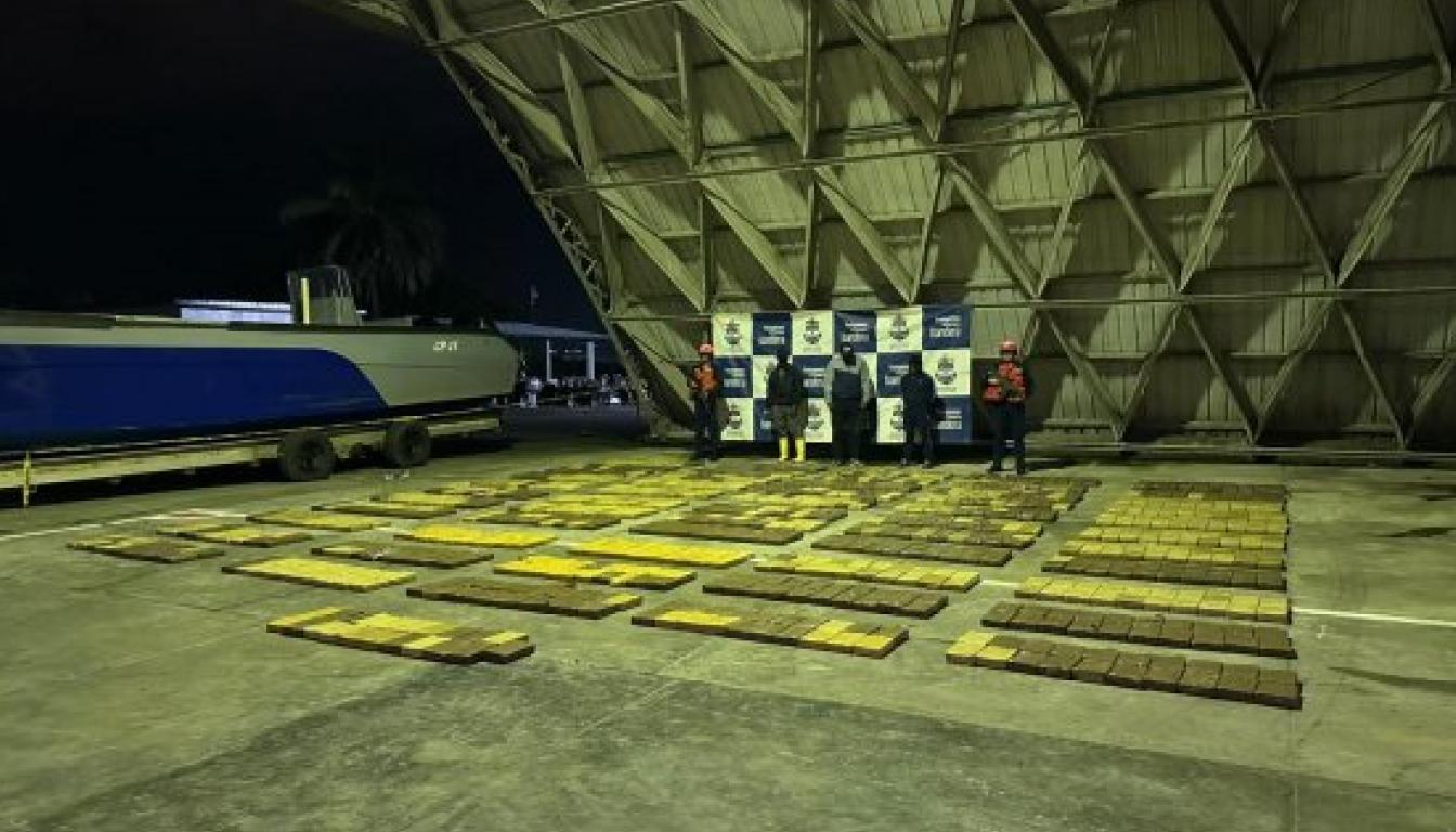 La droga era transportada por tres hombres en una embarcación