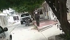 Hombre intentando intimidar a funcionarios de Air-e en Soledad.