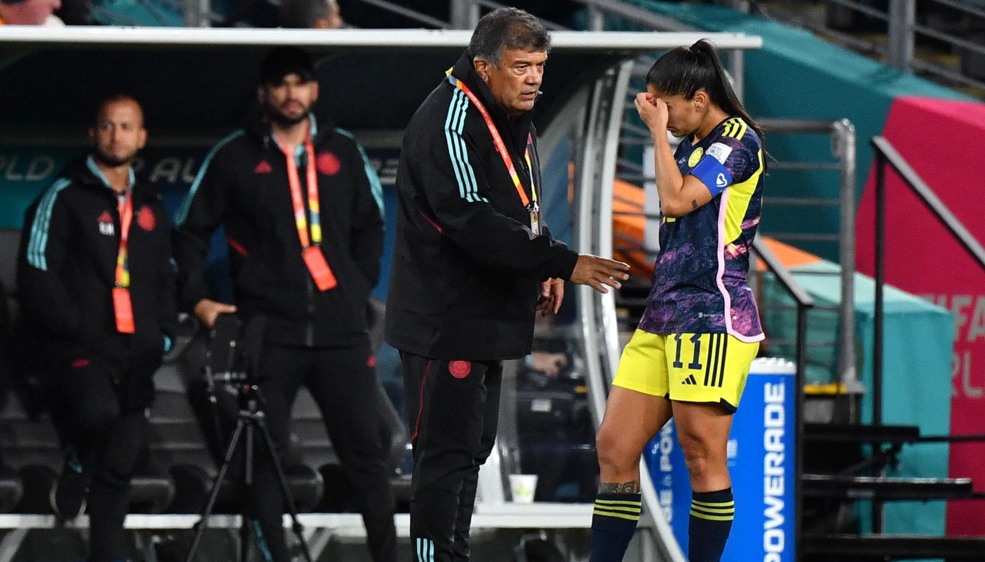 Catalina Usme hablando con Nelson Abadía, entrenador de la selección Colombia.