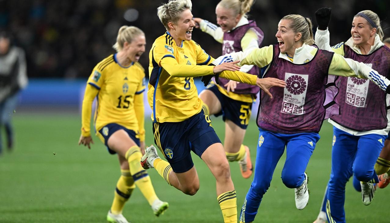 Lina Hurdig celebra tras convertir el cobró que le dió el paso a cuartos de final a Suecia.