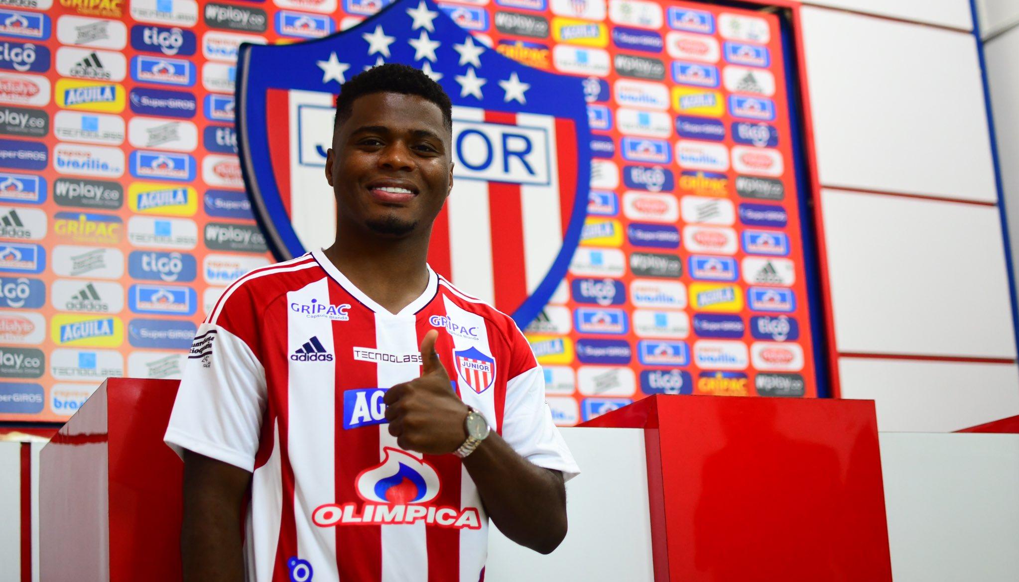 Déiber Caicedo posó con la camiseta del Junior en la sede administrativa. 