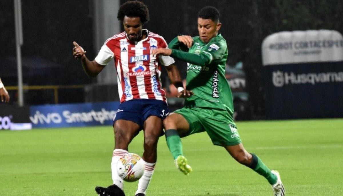 Didier Moreno disputa el balón con Johan Rojas, de La Equidad.