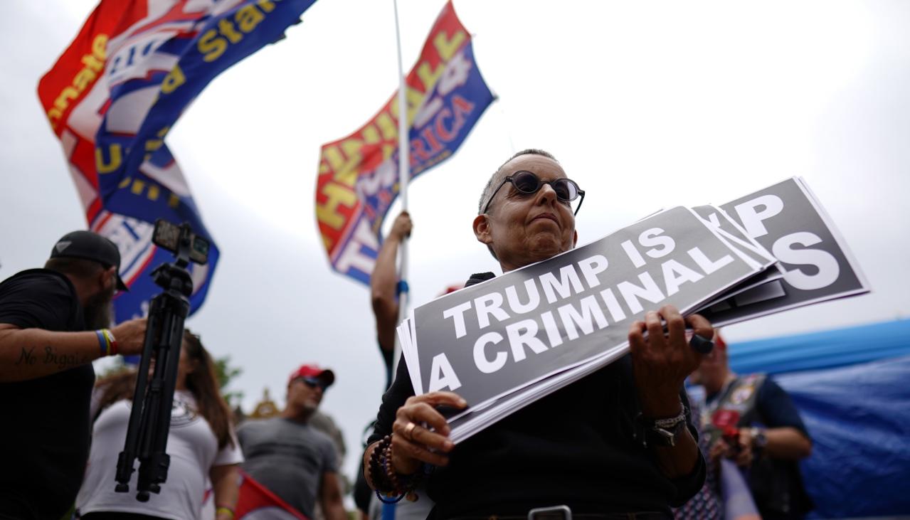 Manifestantes arengaron contra Trump en las afueras del juzgado.