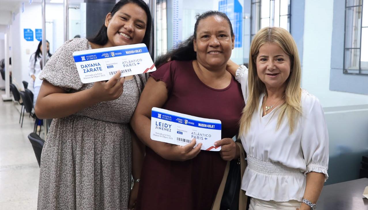 La gobernadora Elsa Noguera junto a Leidy Jiménez y su hija Dayana Zárate, artesanas de Usiacurí