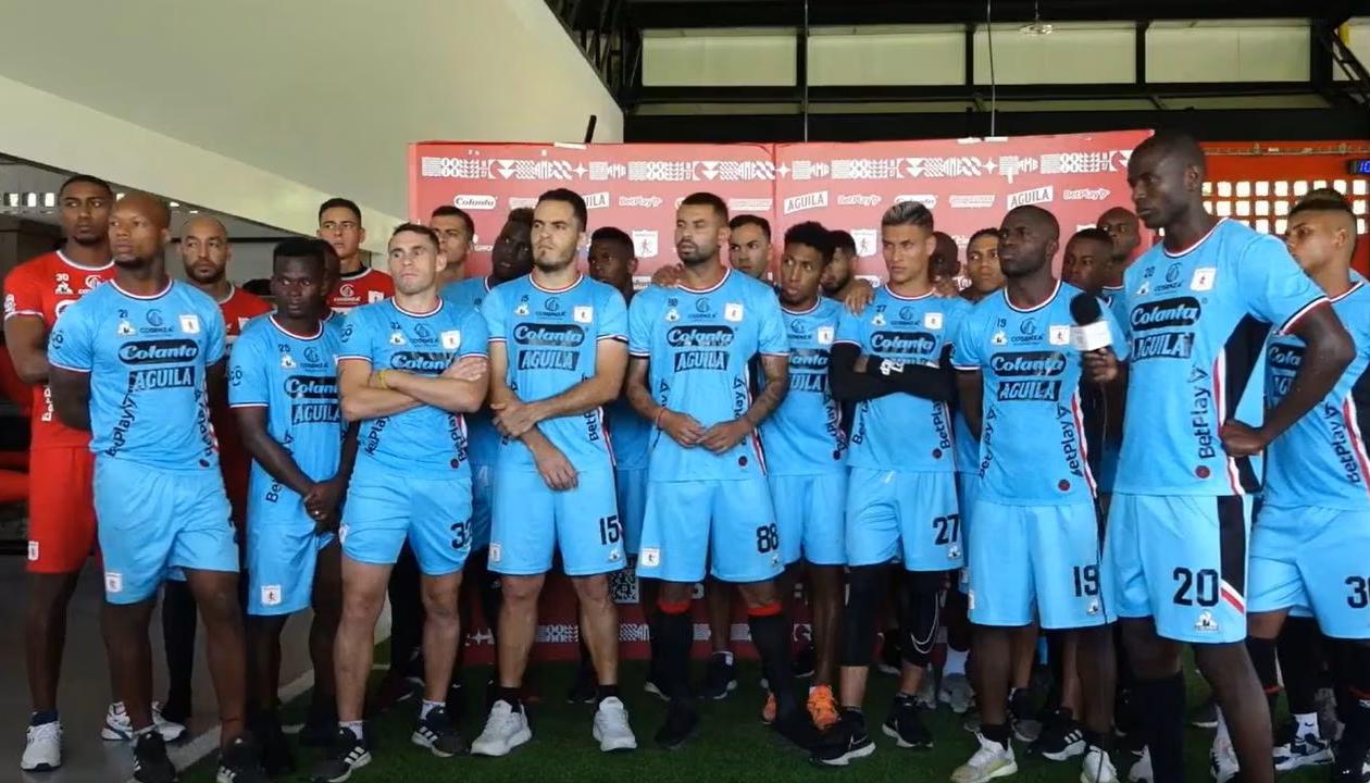 El plantel de jugadores del América en la rueda de prensa este sábado.