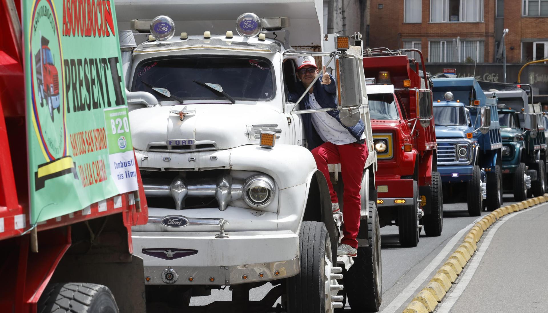 Conductores de camión se manifiestan contra el alza de los precios del combustible.
