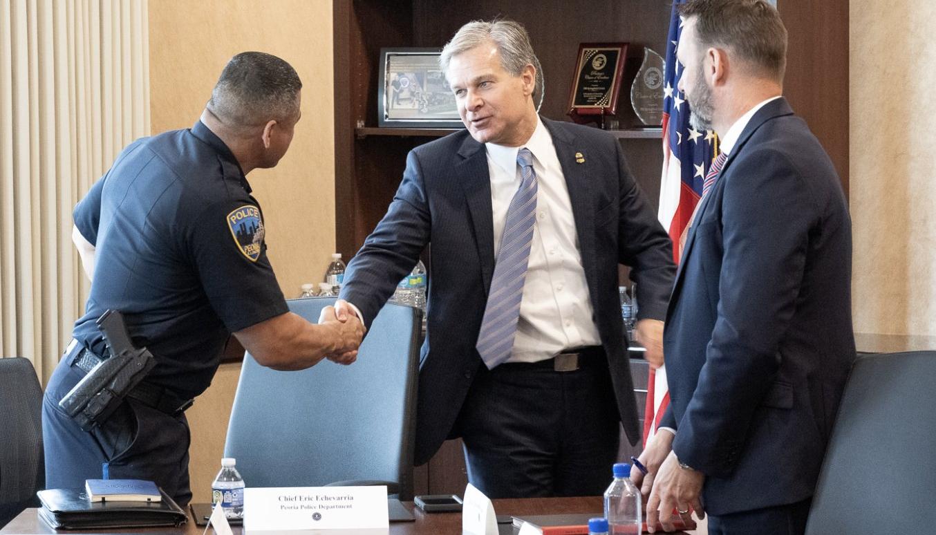 Christopher Wray, director del FBI, junto con dos agentes oficiales.