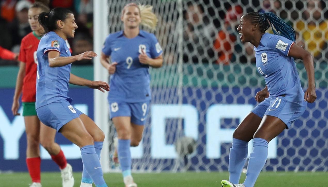 Kenza Dali, izquierda, celebra con Kadidiatou Diani el segundo gol de Francia. 