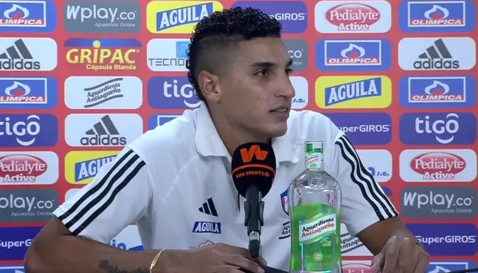 Gabriel Fuentes, lateral izquierdo del Junior, en la rueda de prensa.